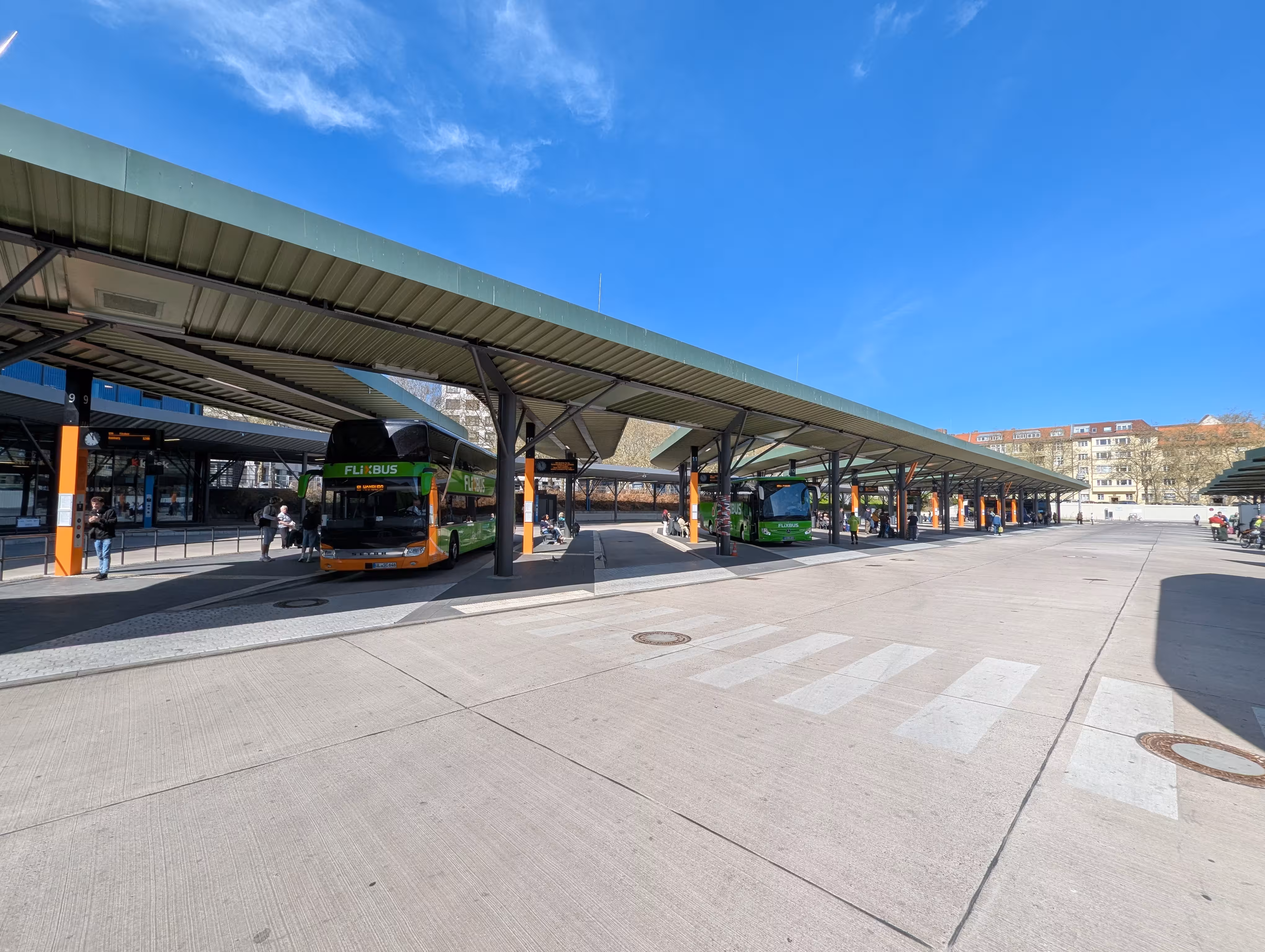 Die ZOB-Haltestellen von vorne mit haltenden Reisebussen