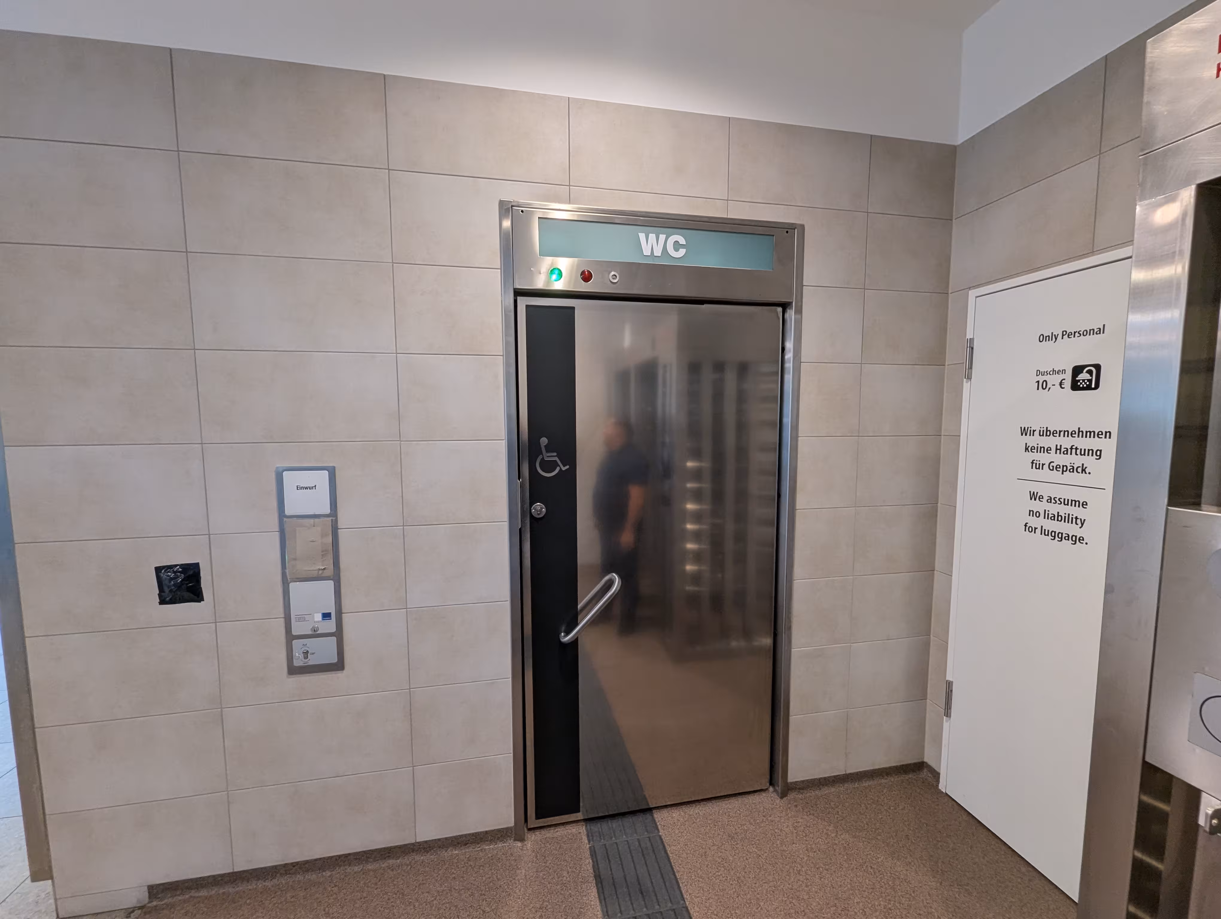 Türen des rollstuhlgerechten WCs und der angrenzenden Dusche