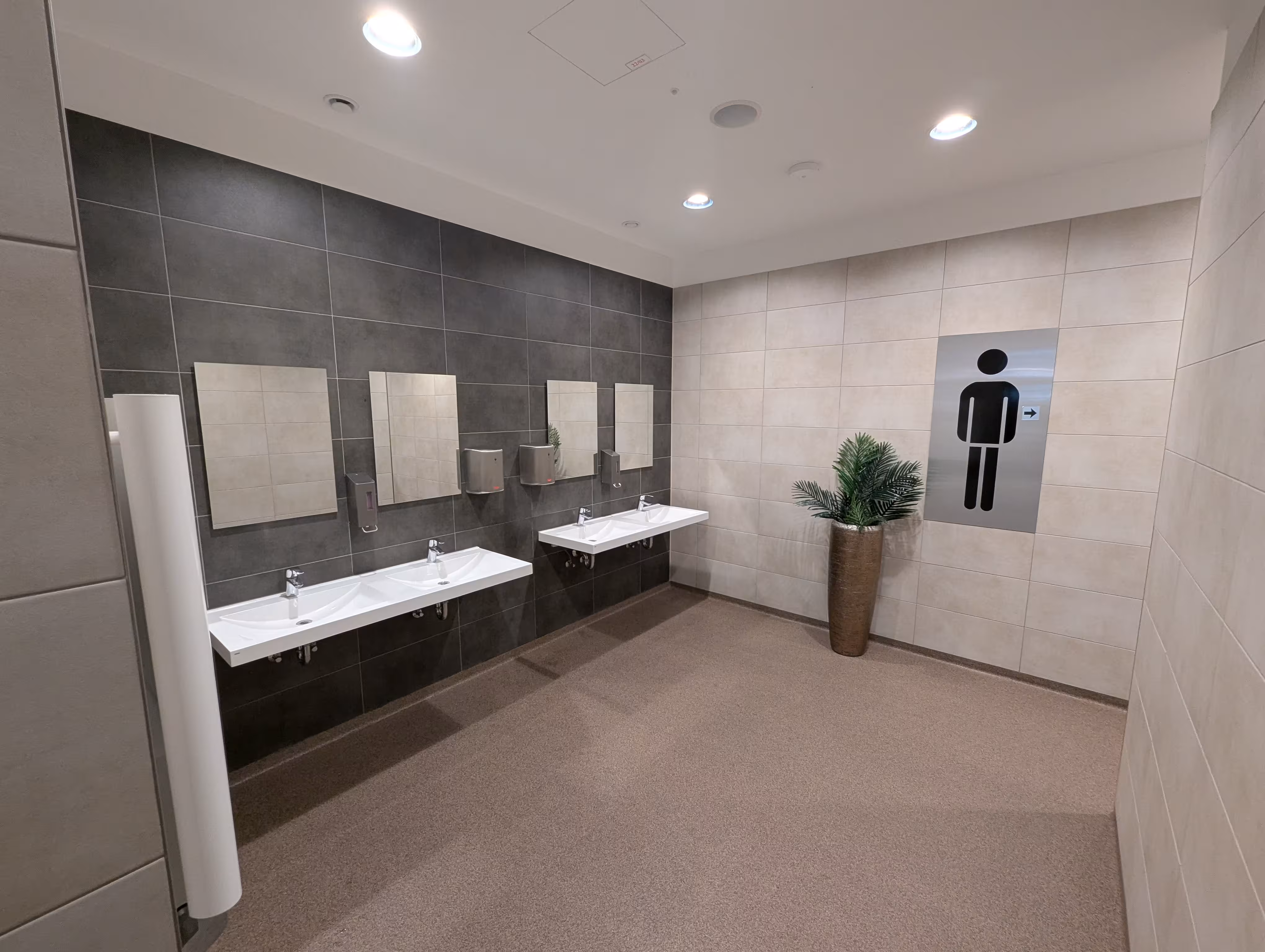 Eingang zum Herren-WC mit Wickeltisch